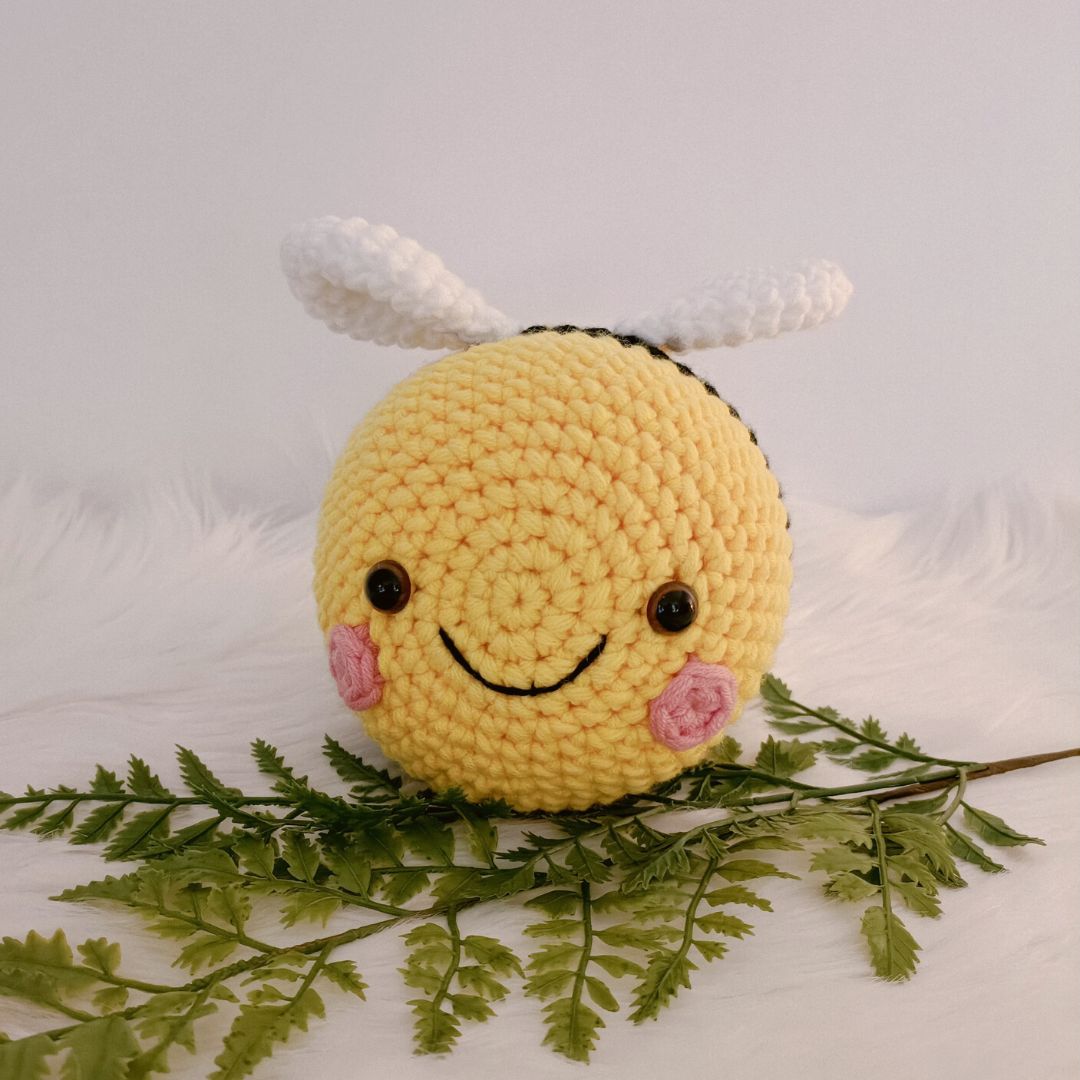 What a big happy amigurumi bee!