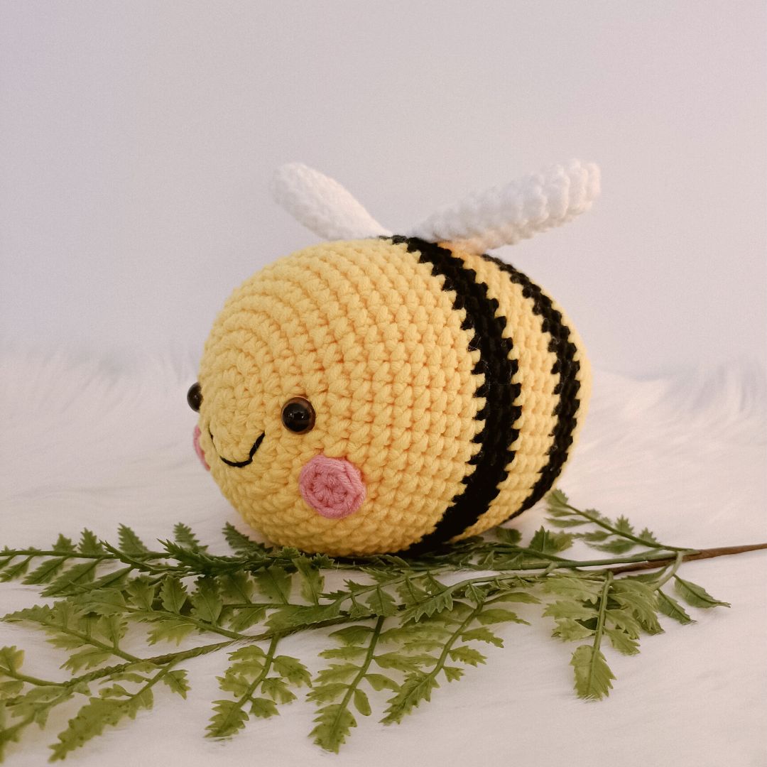 What a big happy amigurumi bee!