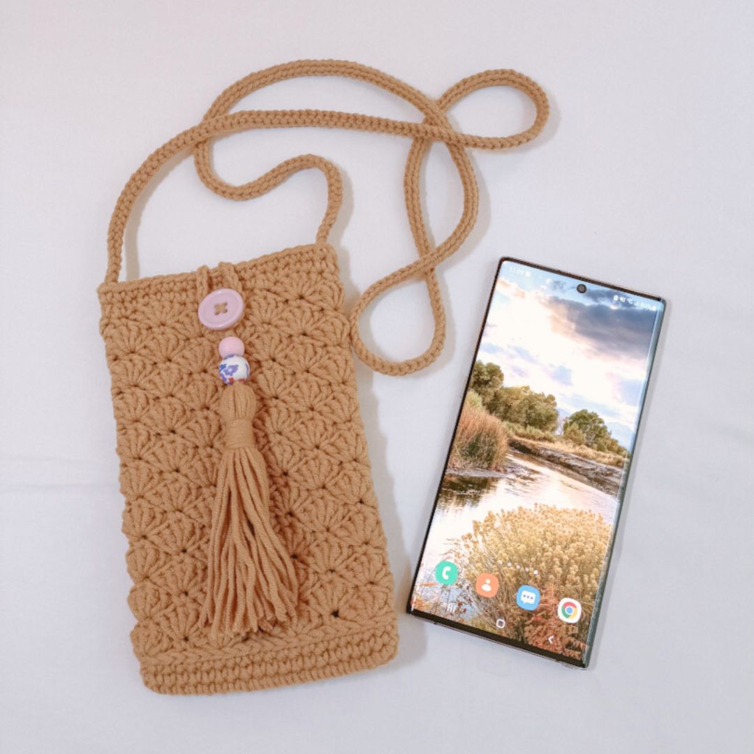 Elegant crocheted handphone sling pouch.